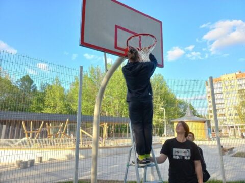 Активисты из Пущино заменили баскетбольную сетку на спортплощадке Новости Пущино 